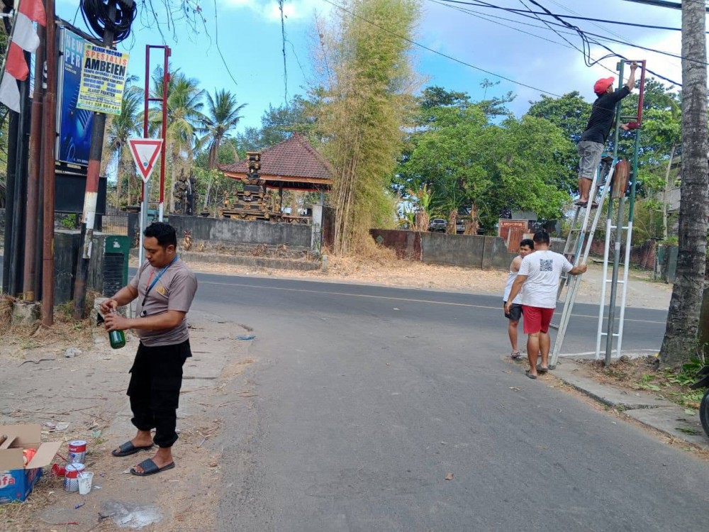 SEMANGAT KEBERSAMAAN WARGA DUSUN BATULAYAR, GOTONG ROYONG BERSIHKAN LINGKUNGAN SAMBUT HUT RI KE-81